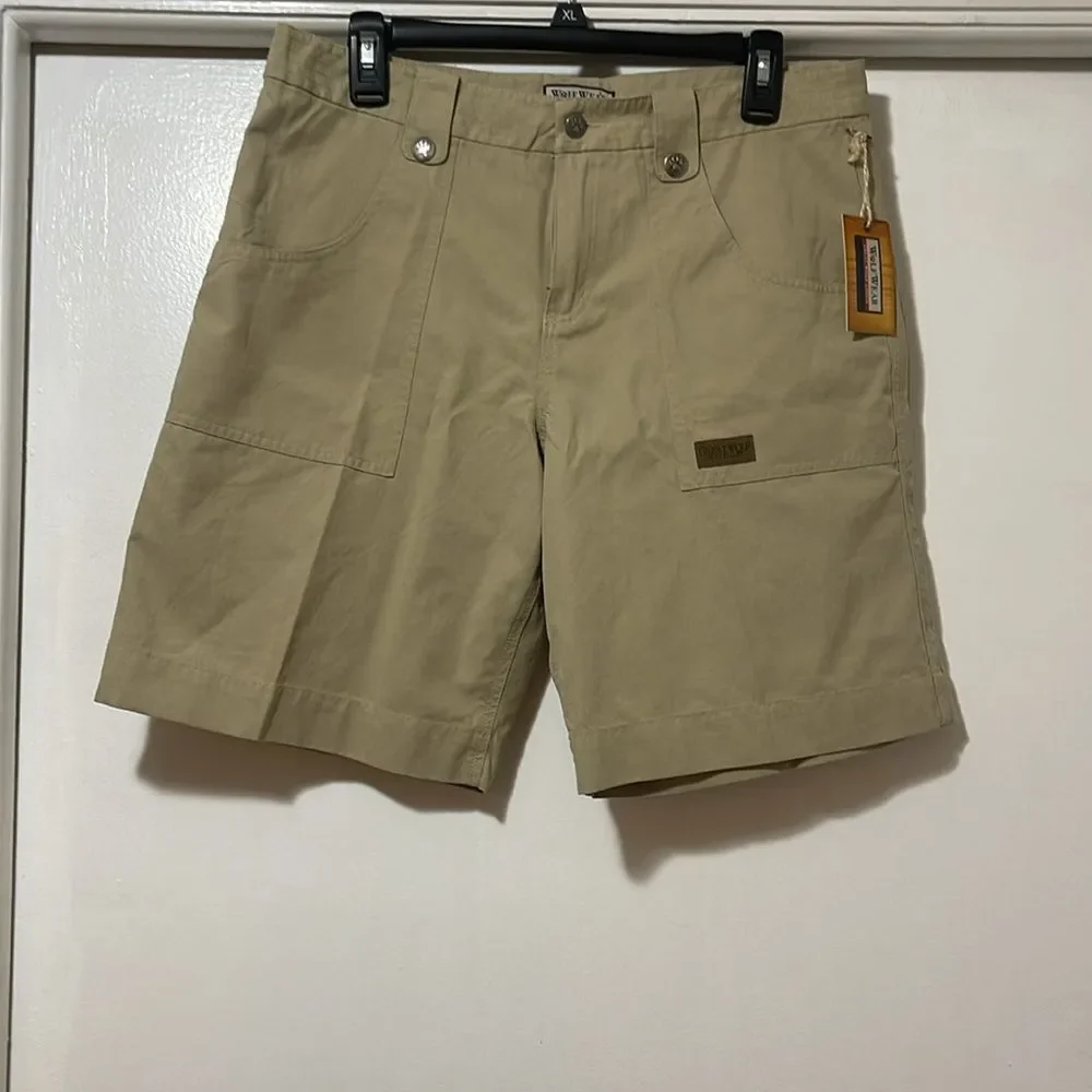 NWT great Wolf Lodge, women’s Woodland shorts khaki size 10